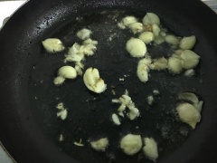 Cho tỏi vào phi vàng và thơm thì vớt ra.