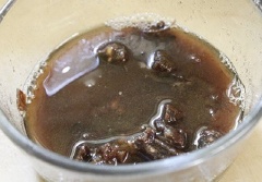 Me đổ ra chén, thêm vào một ít nước sôi nóng, chần cho me tan, lấy nước cốt me, bỏ hạt.