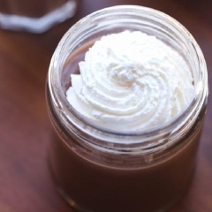 Vậy là hoàn thành rồi, bạn có thể cho thêm kem whipped để trang trí cho xinh nè. Hãy thưởng thức ngay vị mát lạnh của pudding chocolate dẻo dẻo, thơm thơm, beo béo ngày nhé.