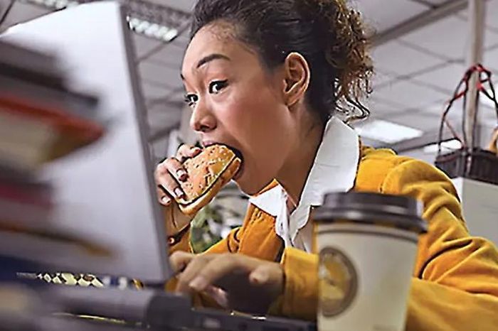 Thói quen công sở đang âm thầm gây hại cho gan của bạn như thế nào? - Báo Pháp Luật TP.HCM