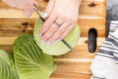 Ức gà làm sạch, ướp với 1 muỗng canh dầu mè, 2 muỗng canh giấm, 2 muỗng canh nước tương, gừng tỏi băm nhuyễn, 1/2 muỗng cà phê muối, 1/2 muỗng cà phê tiêu, trộn đều để khoảng 15 phút cho gà ngấm gia vị. Còn bắp cải xanh và tím rửa sạch, thái sợi. Nấm ngâm muối, rửa sạch, xắt nhỏ. Hành lá cắt nhỏ.