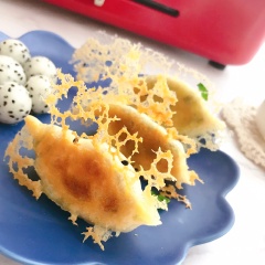 Sủi cảo chiên đơn giản là món ăn sáng ngon miệng, rất được nhiều người ưa thích. Lâu lâu thử thay đổi khẩu vị cho cả nhà với những chiếc bánh sủi cảo chiên hấp dẫn này nhé.