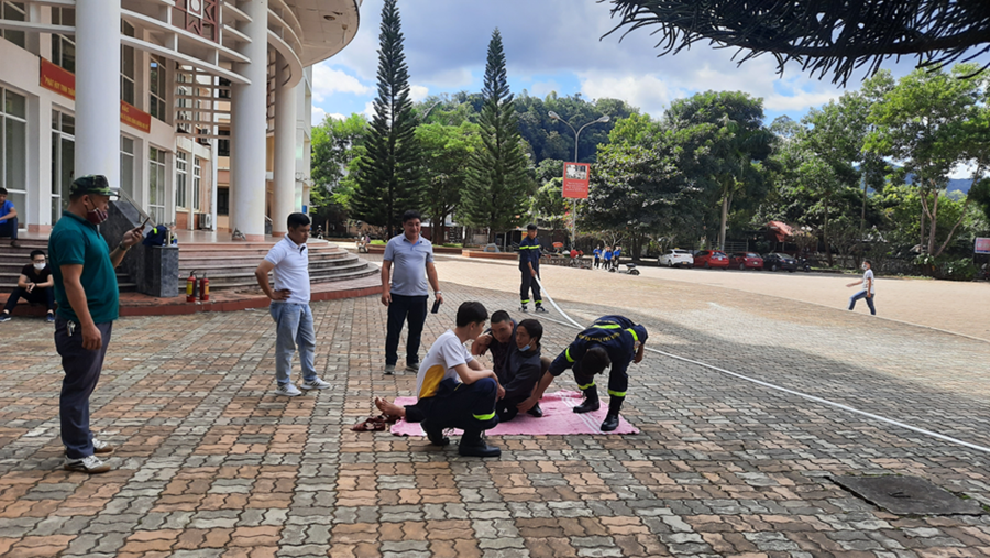 Trường Đại học Tây Bắc tổ chức tập huấn, diễn tập phòng cháy chữa cháy và cứu nạn cứu hộ