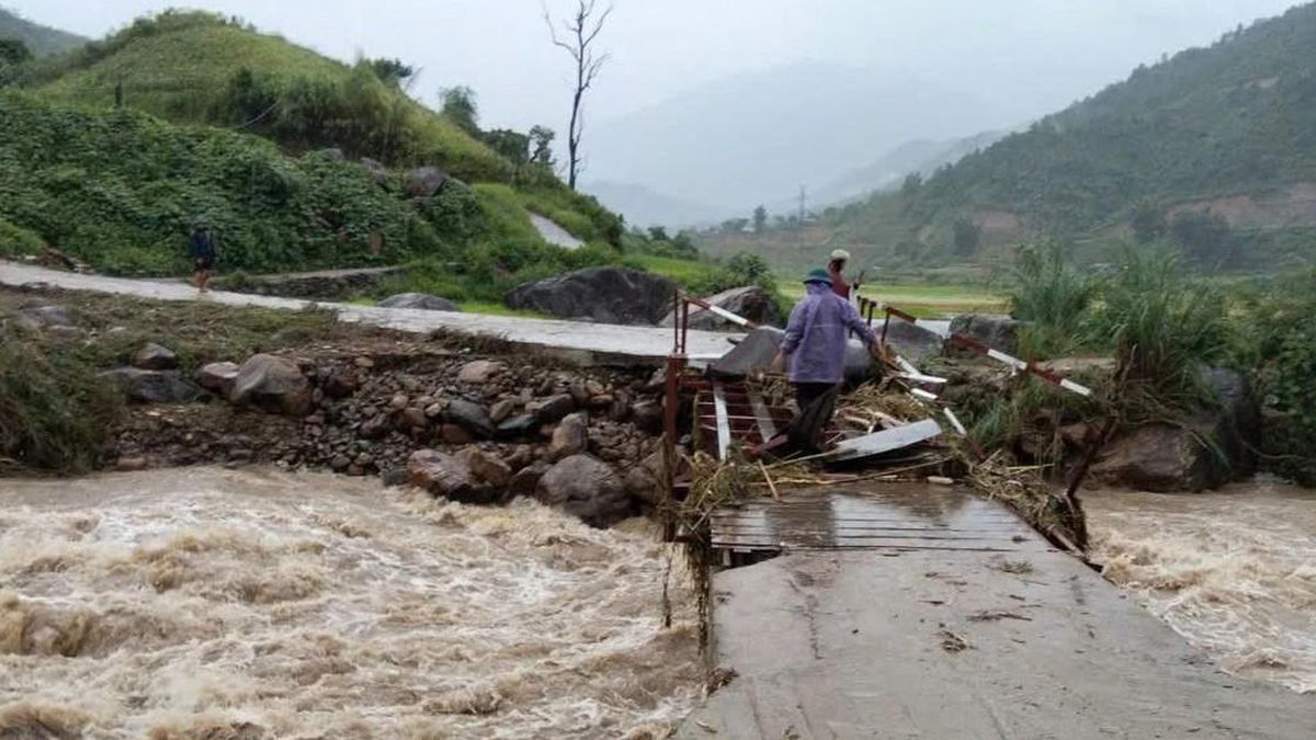 Nước lũ, sạt lở cuốn phăng 30m đường trên Quốc lộ 12 ở Lai Châu, 10 con trâu ở Lào Cai bị cuốn trôi - Báo Sức Khỏe &amp; Đời Sống