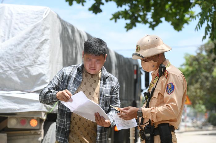 CSGT đội nắng gần 40°C xử lý xe quá tải trên đường Hồ Chí Minh - Báo VTC News