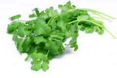 Húng quế, rau mùi nhặt, rửa sạch, để ráo nước như hình bên.