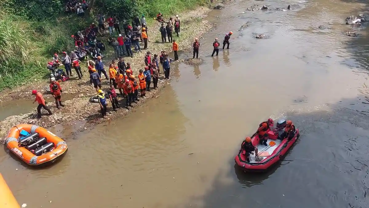 Tim SAR gabungan melakukan penyisiran di aliran Sungai Cisadane untuk mencari ASN yang dilaporkan hilang.