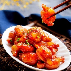 Vào những ngày chay, chị em có thể đổi chút khẩu vị cho cả nhà bằng món sườn chay sốt chua ngọt được làm từ khoai tây và củ sen, thay vì mua sườn non chay được làm sẵn ngoài chợ. Món này vừa dễ làm, ngon mà lại còn tốt cho sức khỏe cũng như cung cấp đầy đủ chất dinh dưỡng cho cả nhà đấy. Còn chần chờ gì nữa mà chúng ta không lưu công thức lại và thử làm ăn nào.