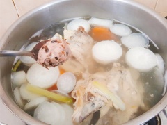 Dùng muỗng múc từng viên mọc vào nồi và cho cà rốt, củ cải trắng vào chung. Nêm vào nước súp 2 muỗng canh hạt nêm, 1 muỗng canh đường, 1 muỗng cà phê bột ngọt.