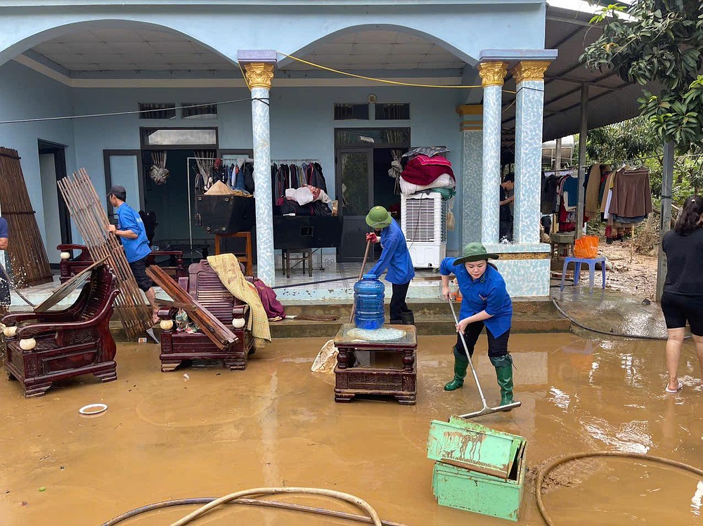 Tuổi trẻ Trường Đại học Tây Bắc phát huy tinh thần tình nguyện, xung kích vì cộng đồng, tham gia hỗ trợ khắc phục hậu quả mưa lũ