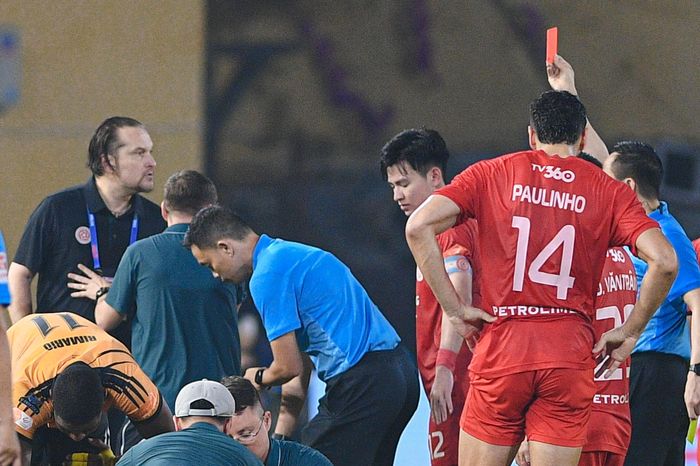 Đối thủ can không nổi, HLV Popov nổi giận lao vào trọng tài, lập tức bị thẻ đỏ - Báo VTC News