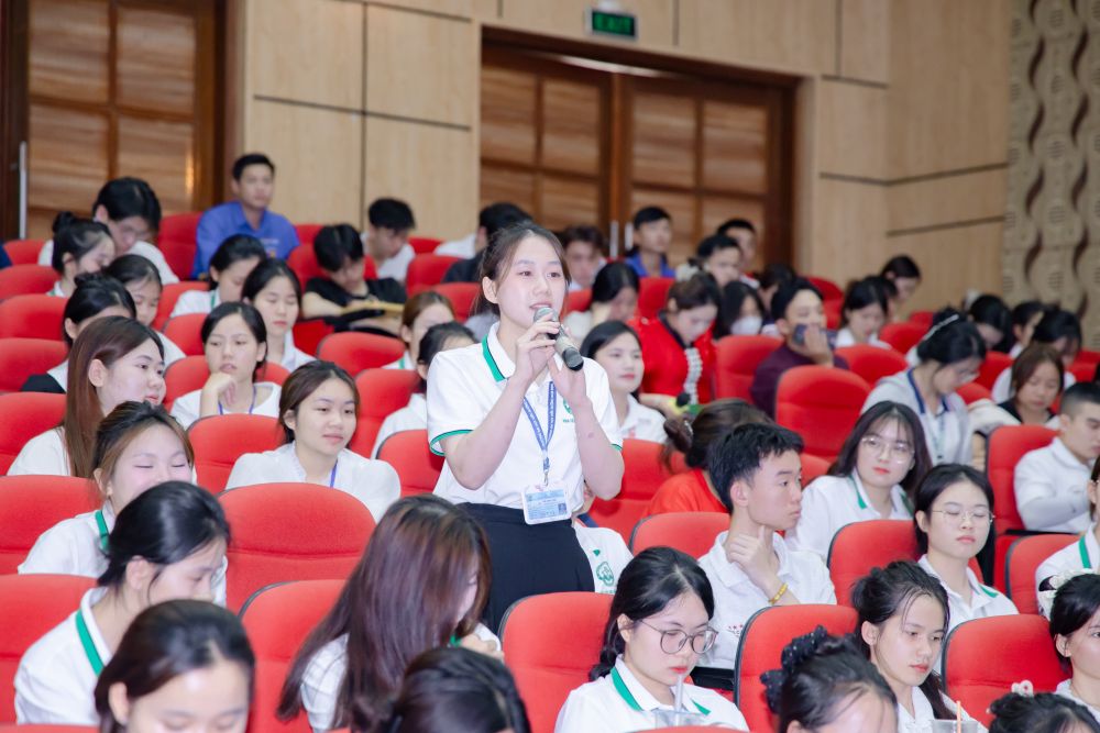 Hội nghị gặp gỡ đối thoại giữa Lãnh đạo Nhà trường với người học năm học 2025-2026