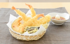 Khi ăn tempura đúng kiểu, bạn sẽ ăn kèm nước súp kiểu Nhật như súp củ cải hoặc súp Miso, bạn chấm tempura vào nước súp rồi thưởng thức. Hoặc đơn giản hơn bạn có thể ăn tempura chấm tương ớt hoặc sốt kiểu nhật sẽ giòn hơn. Put the grated Japanese radish in the noodle soup. Tempura in the noodle soup and eat it.