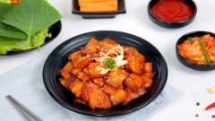 Bày thịt nướng ra đĩa, rắc thêm mè rang và chấm kèm tương ớt Knorr. Chuẩn bị thêm một ít “panchan” nhỏ nhỏ ăn kèm như kim chi, salad củ cải, rau xà lách cùng một ít cà rốt dưa leo là cả nhà có thể thưởng thức một bữa tiệc thịt nướng không thua gì ngoài hàng rồi. Cùng vào bếp và thực hành ngay thôi nào!