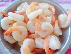 Bắc chảo lên bếp, cho vào 1 muỗng canh dầu. Dầu hơi nóng cho tôm vào xào nhanh với lửa lớn. Khi thấy tôm chuyển màu hồng là tôm vừa chín, cho tôm ra tô.