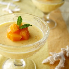 Gọt vỏ quả xoài còn lại, thái miếng và cho lên trên cốc pudding xoài, vừa để trang trí vừa ăn ngon hơn.