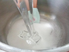 Chanh dây bổ đôi, lấy ruột lọc lấy 40ml nước để riêng. Đường và siro bắp cho vào nồi, bắc lên bếp nấu tan với lửa nhỏ. Khi thấy nước đường sôi 2-3 phút là tắt bếp. Đổ nước đường ra chén (cần nấu như thế này để đường có sự kết dính trước khi cho vào nước sôi).