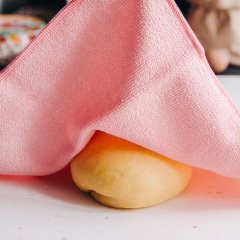 Sau khi nhồi xong, bột sẽ mịn màng và khá đàn hồi. Bạn dùng tay nhấn vào khối bột và rút ra, bột sẽ đàn hồi ngược trở về vị trí ban đầu. Bạn dùng khăn đậy lại hoặc bọc trong màn bọc thực phẩm và để bột nghỉ ở nhiệt độ phòng ít nhất 30 phút đến 1 giờ nhé. Việc để bột nghỉ sẽ giúp việc cán bột được nhẹ nhàng hơn.