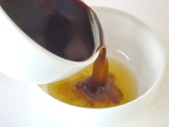 Cách làm sốt chấm: Vắt 4 trái tắc vào chén nhỏ, cho tiếp 200ml nước bò đen, 10gr đường, 10gr ớt trái vào và khuấy đều hỗn hợp đến khi tan đường tan hết.