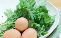 Lá ngải cứu rửa sạch, cắt nhỏ. Trứng gà đánh tan với ngải cứu, 1/2 muỗng cà phê muối, 1/2 muỗng cà phê bột ngọt và 1/2 muỗng cà phê tiêu.
