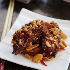 Bày sườn lên đĩa, ăn với cơm nóng. Sườn chiên đậu phộng là món ăn quen mà lạ, chỉ là món sườn chiên mà cảm giác thật mới mẻ.