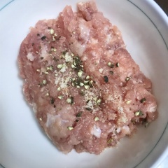 Thịt nạc dăm rửa sạch, băm nhuyễn rồi ướp với một chút muối bột canh và tiêu. Thịt chả cá basa quết cho thật nhuyễn để cá viên được dai nhé.