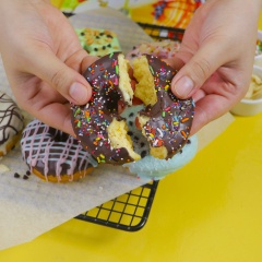 Cho món ra đĩa và thưởng thức những chiếc bánh donut xinh xắn đầy màu sắc. Khi ăn, bạn sẽ cảm nhận được miếng bánh giòn rụm cùng với một lớp socola ngọt ngào sẽ khiến cho bạn càng ăn càng mê. Như vậy với cách làm trên bạn chỉ cần dành một chút thời gian là đã có ngay một mẻ bánh donut thơm ngon cho gia đình bạn thưởng thức rồi đấy.