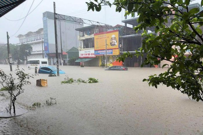 Quảng Ninh hứng mưa hơn 200mm, loạt ô tô chết máy, xe tải chở than mắc kẹt - Báo VTC News