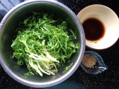 Rang chút hạt mè trắng trong chảo cho vàng thơm thì cho ra để riêng. Làm hỗn hợp sốt trộn salad ăn kiêng: 1 muỗng cà phê đường, 1/2 muỗng cà phê giấm, 1 muỗng canh sốt chua ngọt, 2 muỗng cà phê dầu mè, khuấy đều cho tan gia vị.