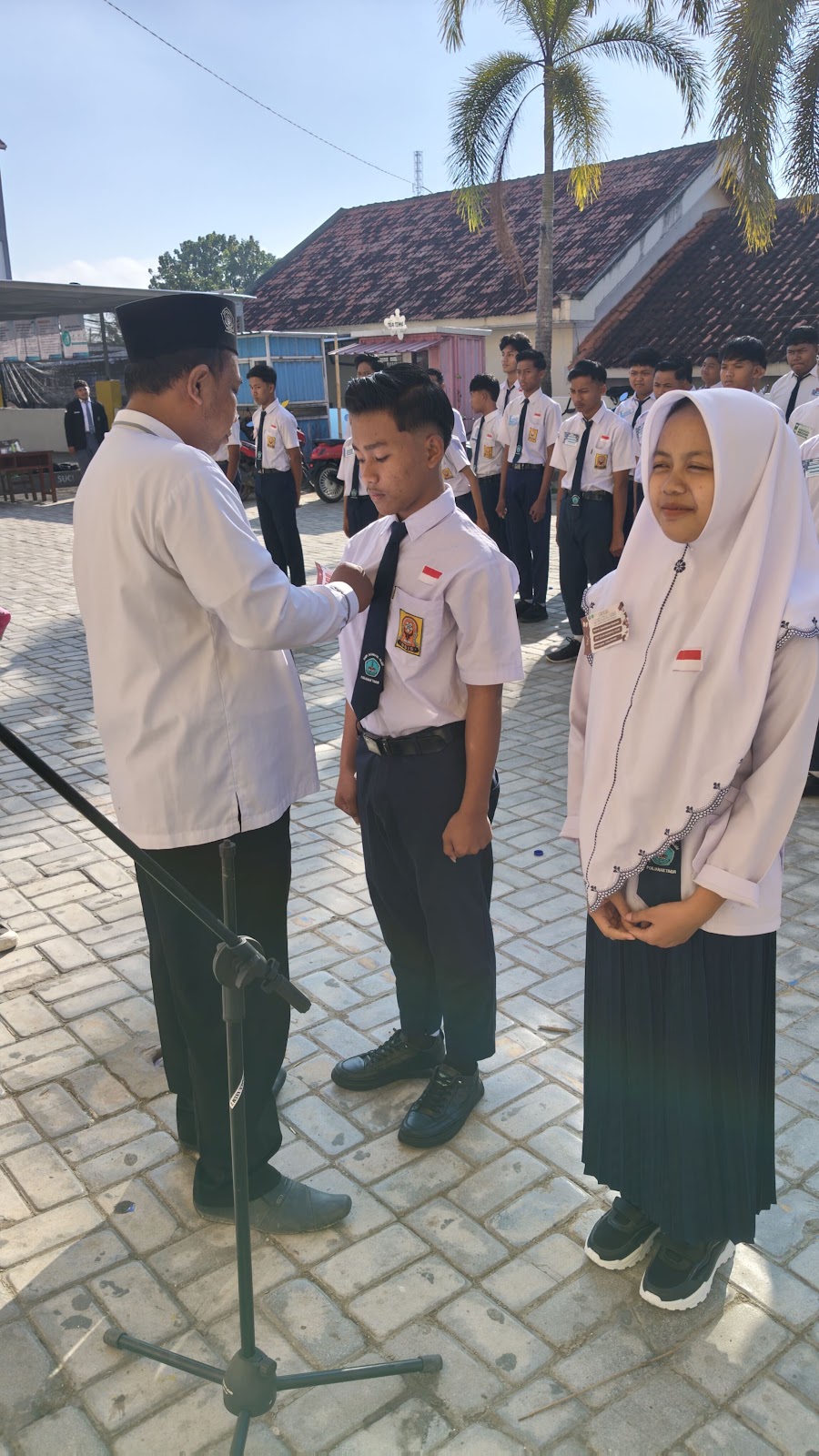 Penyematan Tanda pengenal siswa baru 