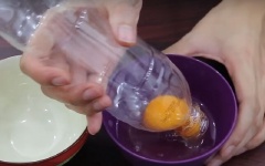 Trứng gà đập ra chén, dùng chai nước không, hút lấy lòng đỏ trứng để riêng.