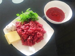 Thịt bò chọn loại mềm, rửa sạch, xay hoặc bằm nhỏ. Tỏi bóc vỏ, rửa sạch, đập dập, bằm nhỏ. Rau mùi bỏ rễ, rửa sạch, để ráo nước. Phô mai cắt miếng vuông nhỏ. Thịt bò xay sau khi xay nhỏ ướp với 1/2 muỗng cà phê hạt nêm, 1/2 muỗng canh dầu hào, tỏi bằm và 1/4 muỗng cà phê tiêu. Trộn đều để khoảng 15 phút cho ngấm.