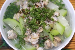 Tắt bếp, múc canh ra tô, thêm hành lá cắt nhỏ và thưởng thức.