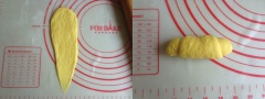 Xoài sau khi đã cắt lấy thịt thì cho vào âu lớn cùng nước đá, trứng và 20g đường bột, muối. Sau đó rây 250g bột mì vào cùng men nở và trộn đều thành khối bột dẻo mịn, mượt. Tiếp đó cho bơ lạt vào nhào cùng, đậy bột lại và ủ 1 tiếng cho bột nở to. Sau đó lấy bột ra, dùng tay ấn nhẹ và nhào bột thêm lần nữa. Chia bột thành 12 phần bằng nhau rồi bọc bột lại để nghỉ thêm 15 phút. Sau đó lấy từng viên bột nặn hình nón và cán mỏng dài rồi cuộn lại.