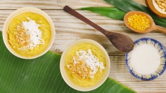 Cho đậu xanh đánh vào chén hoặc cho vào ly có đá đập nhuyễn, vị đậu xanh bùi bùi được đánh nhuyễn dễ ăn, hòa quyện với hương vị thơm ngon của nước cốt dừa béo ngậy, ăn kèm với hạt đậu phộng rang và dừa bào sợi giòn giòn, chắc chắn sẽ khiến bạn càng ăn càng nghiện.