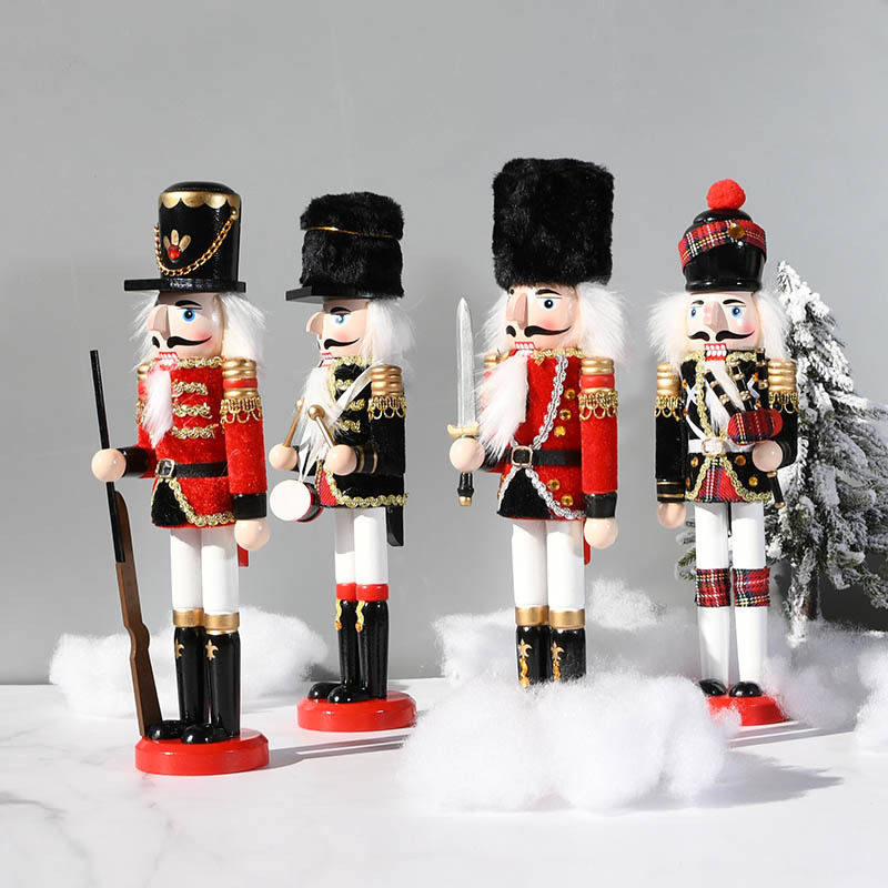 Klassische Nussknacker-Figur aus Holz für festliche Dekoration