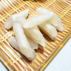 Bánh tráng nhúng nước, nhúng 1 lần 5 miếng bánh, nhúng ngâ nước và cho ra dĩa để khoảng 3p rồi bánh đầu cuộn tròn chặc lại. Sau đó, dùng dao cắt nhỏ vừa ăn. Chỉ cần 5 phút là xong mẻ bánh nhé. 😍