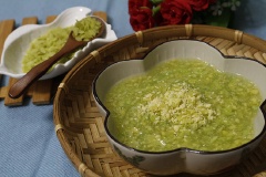 Chè cốm đỗ xanh với cốm dẹp thơm dẻo, màu xanh đặc trưng nấu cùng những hạt đậu xanh không vỏ vàng ươm bắt mắt, đảm bảo ăn một lần bạn sẽ nhớ mãi món chè này. Còn ngại gì mà không triển ngay nào!