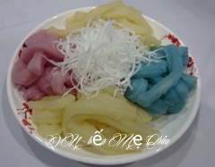 Chờ bánh nguội đem cắt sợi trộn với dừa xay nhỏ. Làm muối mè đậu phộng ăn kèm.