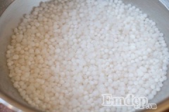 Bột báng rửa sạch, ngâm nước khoảng 15 phút. Xoài gọt vỏ, chia thành 2 phần. 1/2 cắt hạt lựu, 1/2 để xay nhuyễn.