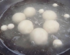 Nấu 1 nồi nước, chờ nước sôi cho các viên bột vào luộc với lửa vừa, khi các viên bột nổi lên, bạn luộc thêm 4-5 phút nữa trước khi vớt ra cho vào âu nước lạnh.