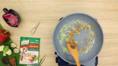 Bắc chảo nóng, cho vào 2 muỗng canh dầu thực vật, thêm hành boa rô băm vào phi thơm sau đó cho xá bấu băm nhuyễn vào xào đều. Tiếp theo cho tất cả các loại rau nấm, nêm nếm với 1.5 muỗng canh hạt nêm Knorr nấm hương, 1 muỗng canh tương ngọt, 2 muỗng canh sốt tương đậu nành và 1 muỗng canh dầu mè rồi xào đều tay cho rau củ thấm đều gia vị.