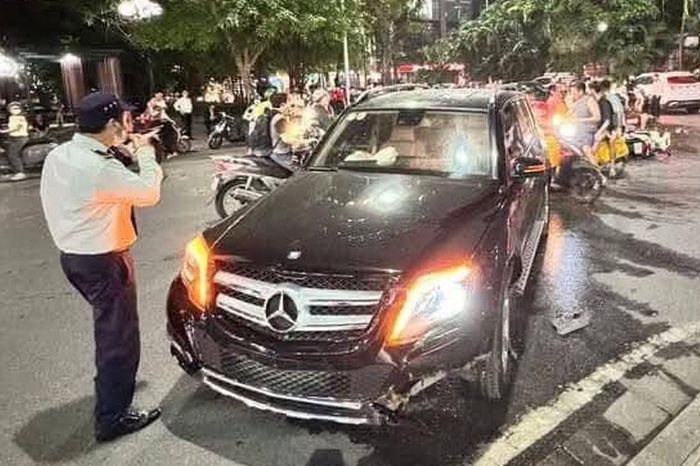 Bản tin TNGT 15/4: Tài xế Mercedes gây tai nạn liên hoàn, vi phạm nồng độ cồn - Báo Xây Dựng