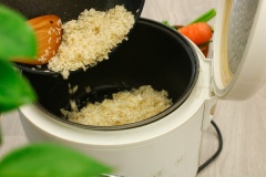 Cho gạo đã xào vào trong nồi cơm điện, đổ nước vào xâm xấp mặt. Tỉ lệ và nước là 1:1 nhé. Bật nút "Cook" và đợi cho cơm chín.