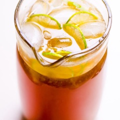 Khi uống, rót trà chanh soda ra ly và thưởng thức. Trà chanh soda với sự kết hợp giữa nước soda và trà chanh thơm lừng chua chua tăng cường sức đế kháng và giúp giảm cân hiệu quả. Lưu công thức để làm ngay khi cần nha.