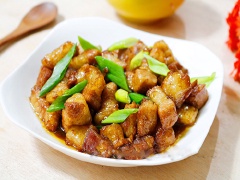 Món thịt heo chiên sốt nước tương chế biến vô cùng đơn giản nhưng hương vị rất hấp dẫn.