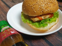 Cắt đôi bánh buger rồi xếp xà lách, cà chua cắt lát lên trên. Thêm thịt gà đã áp chảo vàng mặt vào cùng ít tương ớt là đã có burger gà áp chảo ăn sáng đầy dinh dưỡng rồi đó.