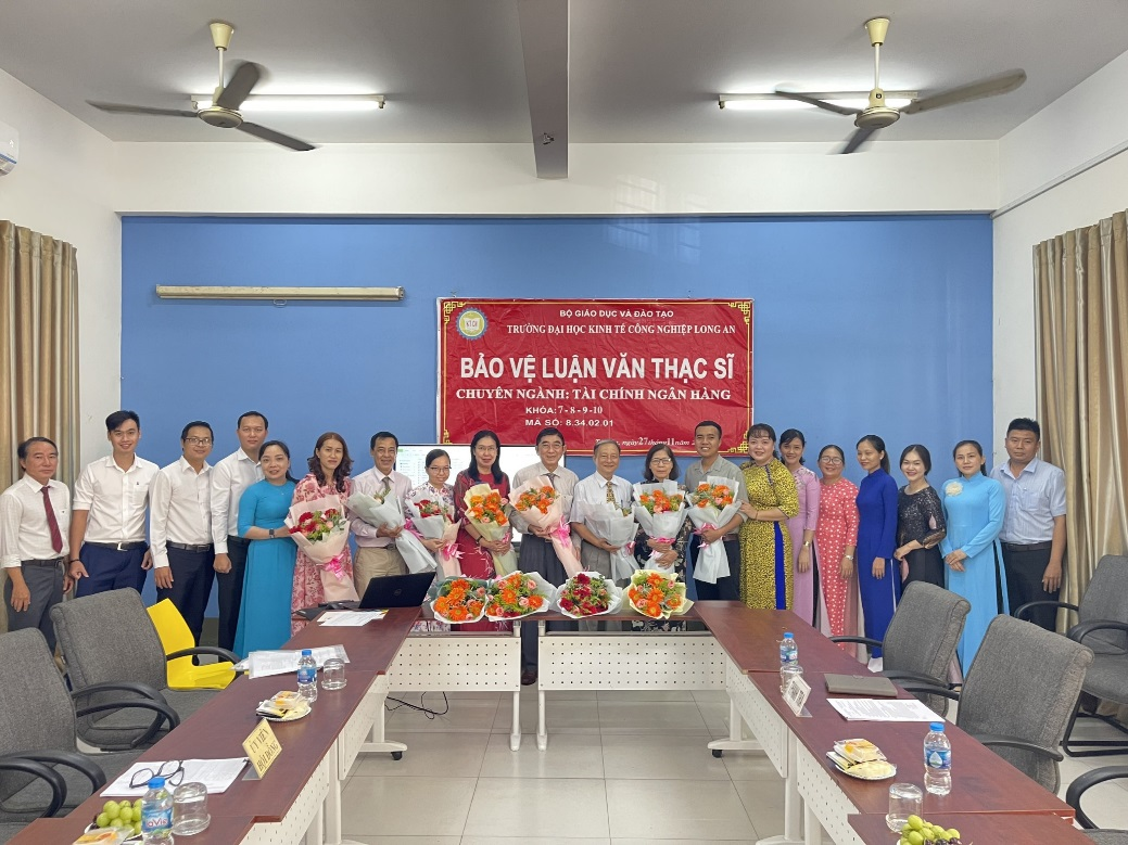 Học viên chụp ảnh lưu niệm cùng quý thầy cô hội đồng