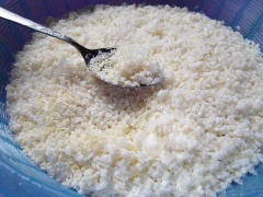 Chuẩn bị nguyên liệu làm vỏ bánh tét: Mua lá chuối hột có khổ rộng, lá không bị rách nhiều, rửa lá sạch bụi, phơi lá ra nắng cho lá mềm. Chuẩn bị dây lạt. Vo gạo nếp thật sạch và có xóc muối.