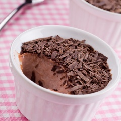 Cho phần mousse chocolate đã xay xong vào từng cốc. Dùng màng bọc thực phẩm đậy lại và cho vào tủ lanh. Chờ khoảng tầm 2 tiếng là món mousse chocolate pots de creme đã đủ lạnh và có thể thưởng thức. Trước khi ăn có thể cho thêm whipping cream đã đánh bông và chocolate bào lên trên ăn ngon hơn.